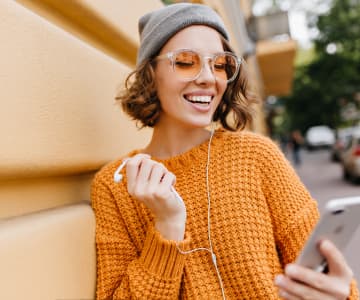 A girl hearing music on her smartphone.